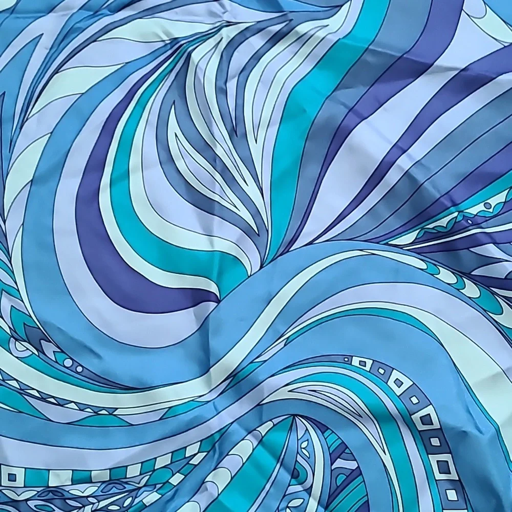 Ann Taylor Square scarf. - Picture 4 of 5